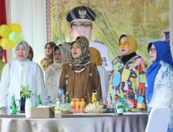 Nunik dan Riana Lepas Parade Drumband