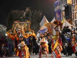 Saksikan Reog Ponorogo, Walikota Metro Larut Dalam Antusias Warga Metro