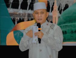 Qomaru Zaman Hadiri Bimbingan Haji dan Umroh Rihlah Tour and Travel