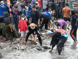 KNPI Lampung dan RPL Berkolaborasi, Bareng Masyarakat Bersih-Bersih Pantai