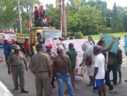 Menderita Akibat Jalan Rusak, Warga Distrik Sengkeduk Gelar Demo PJ Bupati Sorong