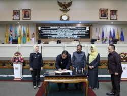 Gubernur – Ketua DPRD Lampung Teken Raperda LKPJ APBD 2022 di Rapat Paripurna