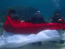 Klub Selam Anemon Unila Kolaborasi Kibarkan Bendera Merah Putih di Bawah Laut