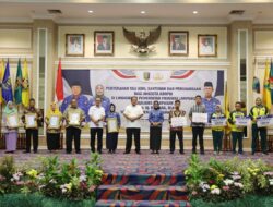 Arinal Serahkan Tali Asih ke ASN Berprestasi di Pornas Jateng