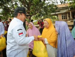 Alhamdulillah, Arinal Bagi-Bagi 24 Paket Sembako di Desa Rejo Katon, Lampung Timur
