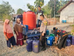 Bhabinkamtibmas Polsek Tulang Bawang Tengah Salurkan Bantuan Air Bersih