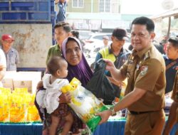 Gelar Pasar Murah, Pj Bupati Tubaba Bagikan Paket Beras ke Masyarakat