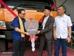 Salurkna CSR, PT. Krama Yudha Tiga Berlian Motors Kasih Mobil Fuso Euro 4 ke SMK Muhammadiyab Timijajar