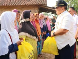 Kunker ke Pringsewu, Arinal Djunaidi Bagi-Bagi Bantuan Sosial