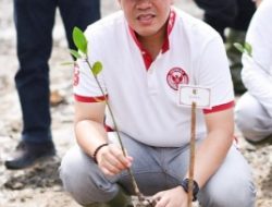 Bupati Dendi bersama Kanwil Kemenag Lampung Tanam Mangrove dan Bersihkan Sampah di Pantai Cuku Nyinyi