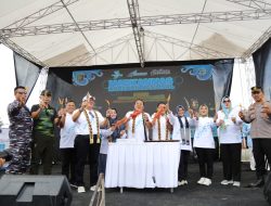 Peringati Hari Ikan Nasional, Gubernur Lampung Makan Ikan Bareng Warga di Labuhan Maringgai