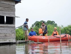 Tinjau Lokasi Banjir di Muba, Agus Fatoni Kasih Bantuan Pakai Perahu Karet