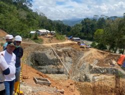 Pj Bupati Lampung Barat Nukman Tinjau Pembangunan Pembangkit Listrik Tenaga Mini Hidro (PLTMH)