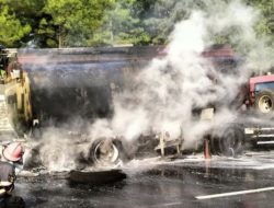 Truk Angkut Bahan Kimia Terbakar di Tol Tangerang – Merak