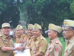 Pj Bupati Lampung Barat Nukman Serahkan Penghargaan Laporan Capaian Kinerja penyerapan Anggaran