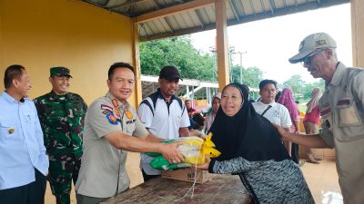 Pj Bupati Tulnag Bawang Tinjau Harga Stok dan Harga Beras