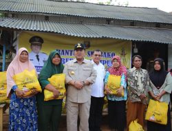 Gubernur Lampung Arinal Djunaidi Bagikan Bansos di Kecamatan Tanjung Raya Mesuji