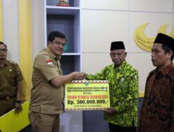 Bupati Musa Ahmad Hadiri Penyerahan Bantuan Dana Hibah pada Rumah Ibadah dan Lembaga