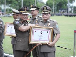 Walikota Metro Wahdi Dapat Penghargaan Karya Bhakti Satpol PP dari Menteri Dalam Negeri