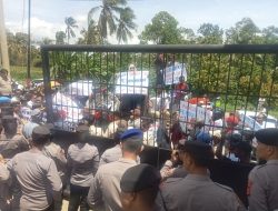 Ratusan Warga Demo KPU dan Bawaslu Pesawaran