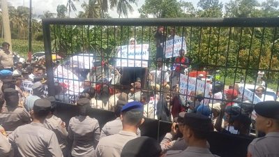 Ratusan Warga Demo KPU dan Bawaslu Pesawaran