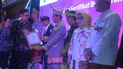 Pj Bupati Lampung Barat Nukman Terima Sertifikat Eradikasi Frambusia dari Kementrian Kesehatan Kemenkes RI