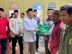 PJ Bupati Lampung Barat Serahkan 50 Sembako pada Safari Ramadhan Perdana