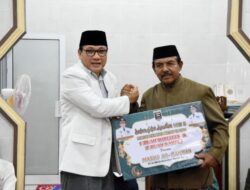 Walikota Metro Serahkan Bantuan di Masjid Ar Rahmah