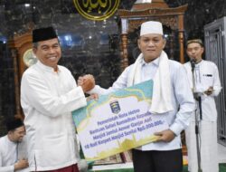 Qomaru Zaman Serahkan Bantuan di Masjid Jamiul Anwar, Ganjar Agung Kota Metro