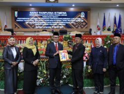 Rapat Paripurna Istimewa, Sekdaprov Serahkan LKPJ Kada ke Ketua DPRD Lampung