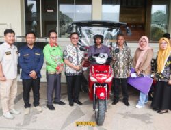 Pemkab Pesawaran Berikan Bantuan Kendaraan Roda Tiga untuk Warga Penyandang Disabilitas