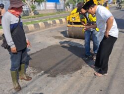 Walikota Metro Wahdi Tinjau Langsung Pekerjaan Pemeliharaan Jalan untuk Pastikan Arus Mudik Lacar