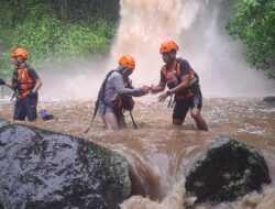 Tim SAR Gabungan Evakuasi 3 Pengunjung Terjebak di Air Terjun Way Lalaan Tanggamus