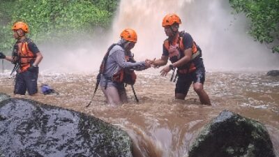 Tim SAR Gabungan Evakuasi 3 Pengunjung Terjebak di Air Terjun Way Lalaan Tanggamus