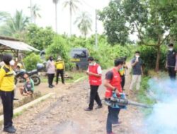 Antisipasi DBD, Polres Pesawaran Lakukan Fogging  di Areal Mako Polres dan Rumah Warga