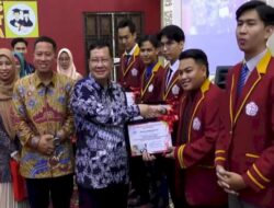 Rektor UTI Kasih Penghargaan ke Mahasiswa dan Dosen Berprestasi