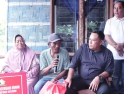 Dua Warga  Desa Banjar Agung Terima Bantuan Bedah Rumah