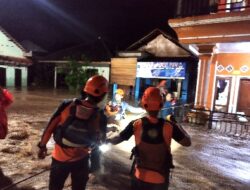 Tim SAR Gabungan Evakuasi Korban Dampak Banjir di Talang Padang Tanggamus