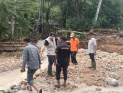 Dendi Kasih Bantuan ke Korban Banjir Pesawaran