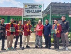 UTI Serahkan Wakaf Alquran ke Ponpes Raudhatul Jannah Natar