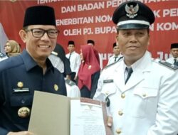 Pj Bupati OKU Serahkan SK Perpanjangan Masa Jabatan Kades