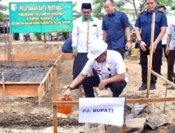 Pj Bupati Tuba Letakkan Batu Pertama Tugu Kerukunan di Kampung Penawar Rejo