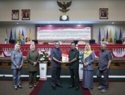 Rapat Paripurna DPRD, Sekdaprov Lampung Serahkan Dokumen KUA PPASP 2024 ke Ketua DPRD Lampung