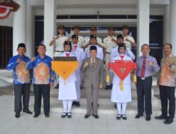 Pj Sekdakab Lampung Tengah Serahkan Bendera Duplikat  Kepada Pasukan Pengibar Bendera Sang Merah Putih