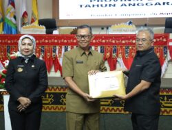 Rapat Paripurna DPRD Lampung, Fahrizal Serahkan RAPBD 2025 ke Wakil Ketua 3