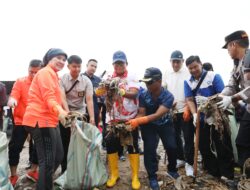 Pj Gubernur Lampung Bersih-Bersih di Pantai Payang Panjang