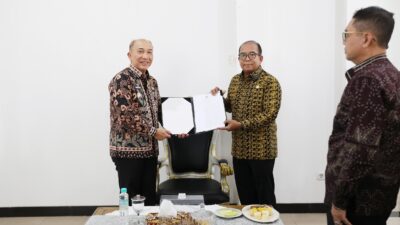 Samsudin Serahkan SK Perpanjangan Masa Jabatan Pj Bupati Tanggamus ke Mulyadi Irsan