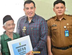 Secara Simbolis, Dendi Serahkan BLT Kepada 57 Keluarga Penerima Manfaat( KPM) Desa Purworejo, Negeri Katon.