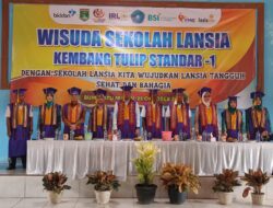 Pjs Ketua TP PKK Lampung Tengah Hadiri Wisuda Sekolah Lansia Kembang Tulip Estandar 1 Kampung Tulung Kakan