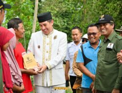 Dendi Serahkan Bantuan Bedah Rumah Layak Sehat